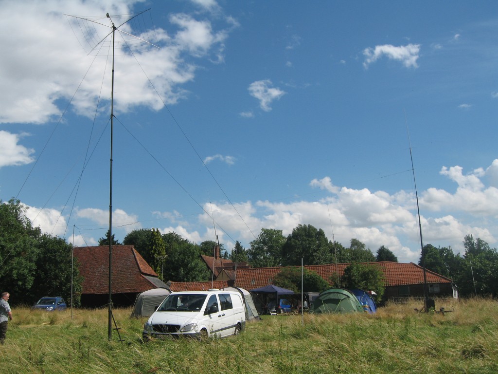 The Cobwebb at full height. In the background  the 80m/40m doublet. The 2m/70cm colinear is on top of the antenna trailer mast  on the right.
